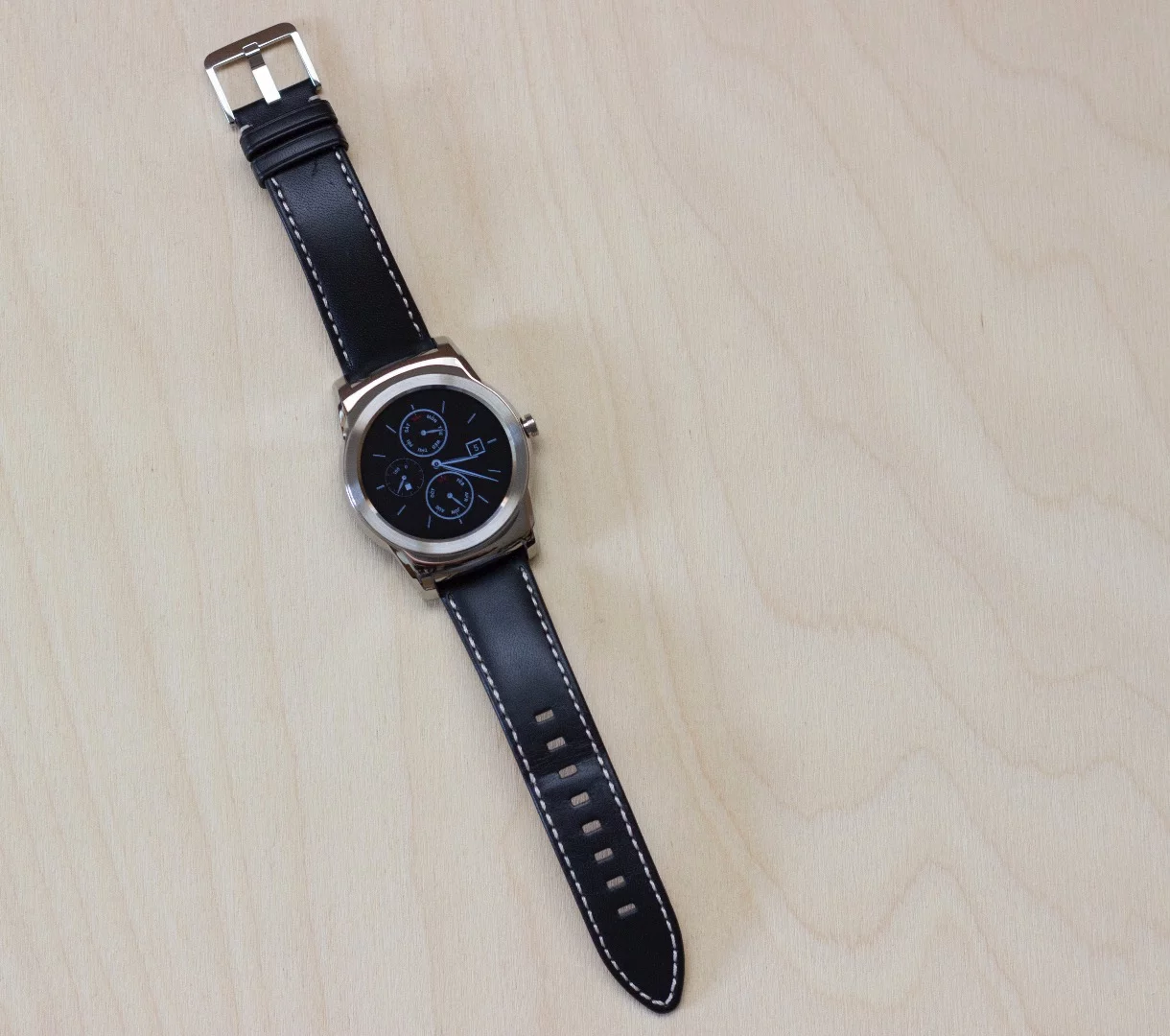 The Watch Urbane comes in silver (pictured) and gold color options (Photo: Will Shanklin/Gizmag.com)