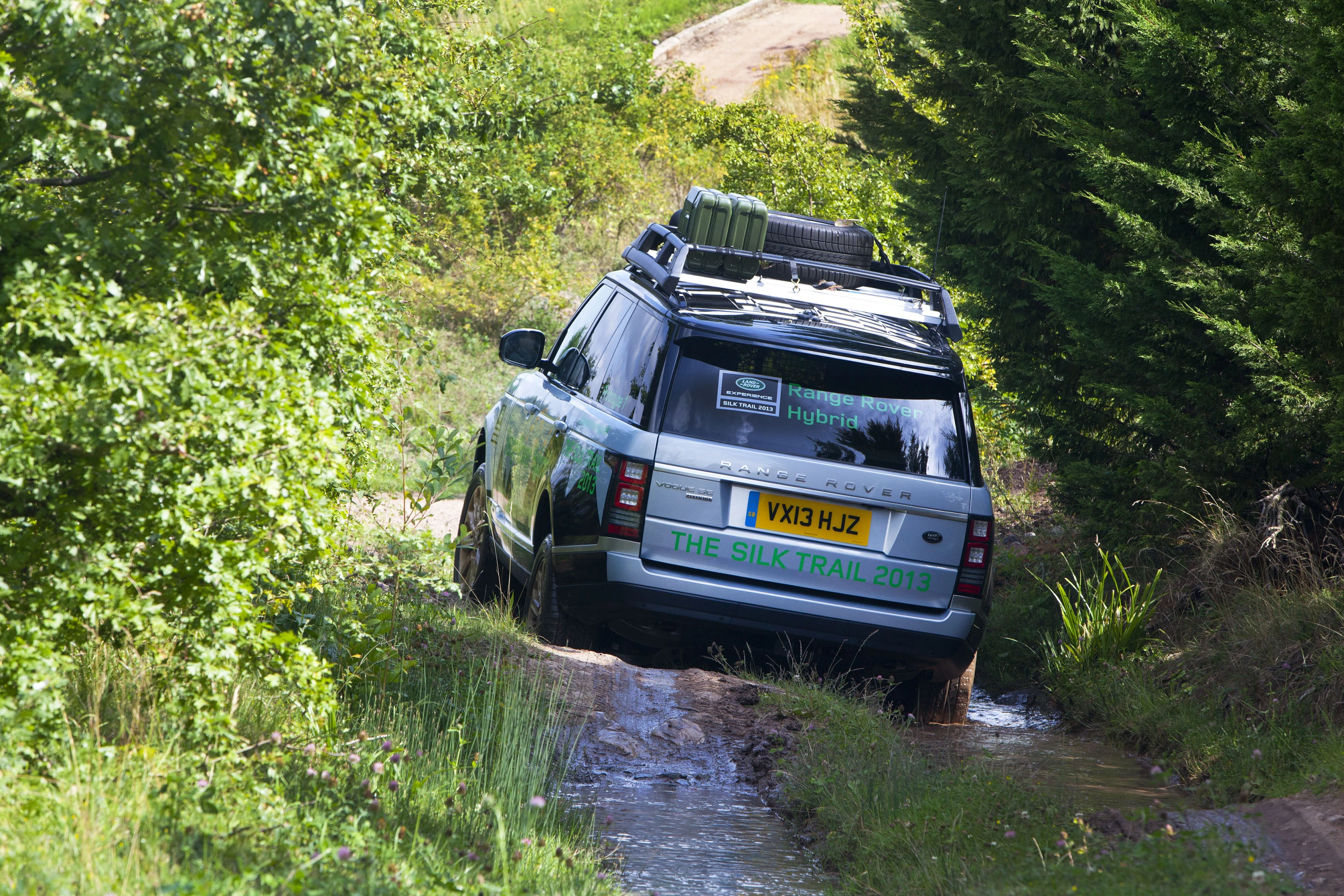 The Range Rover Hybrid prepares for the "Silk Road 2013"