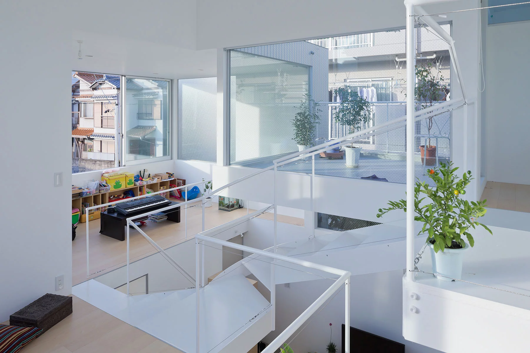 The interior layout offers a degree of personal space by being arranged in box shapes, with a mezzanine imparting a sense of separation (Photo: Iwan Baan)