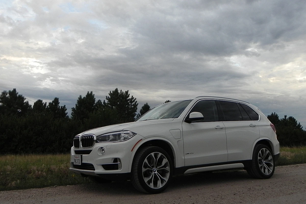 A turbocharged 2.0-liter four-cylinder engine is mated to an eight-speed automatic transmission which has an integrated electric motor to power the BMW X5 xDrive40e