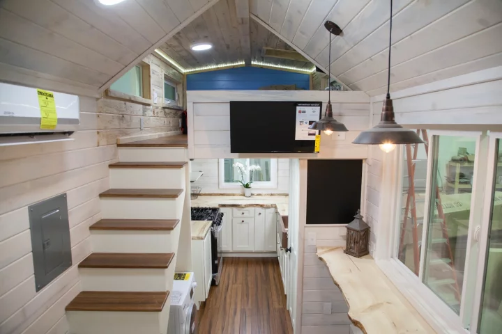 The Artist is 28 ft-long and is based on a triple-axle trailer, with a total floorspace of 280 sq ft decked out in bamboo