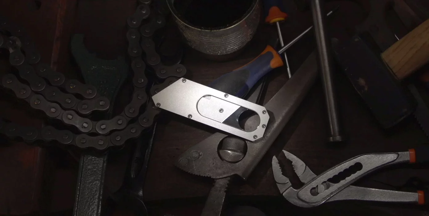 Where the Maker Knife gets particularly interesting is the locking mechanism the deploys and retracts the blade