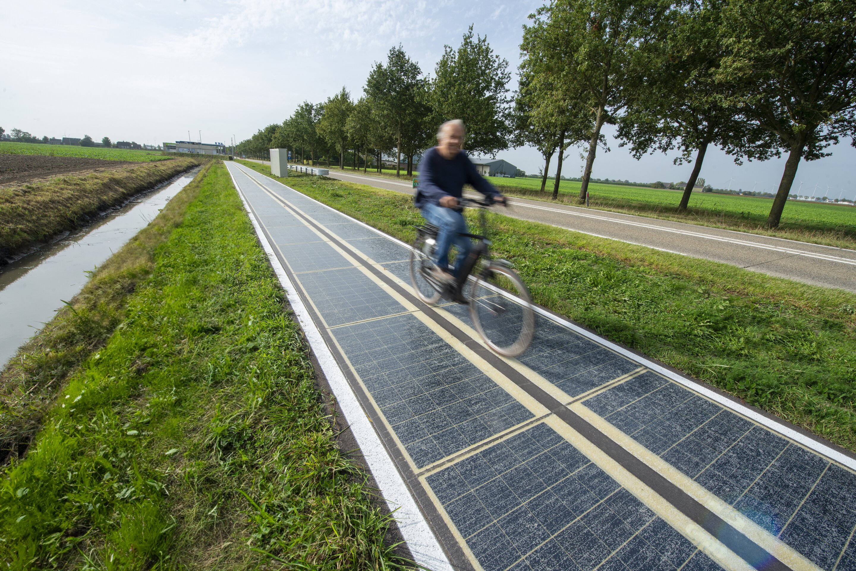 1,000 m2 of cycle paths in each of the provinces are now home to Wattway Pack photovoltaic tiles