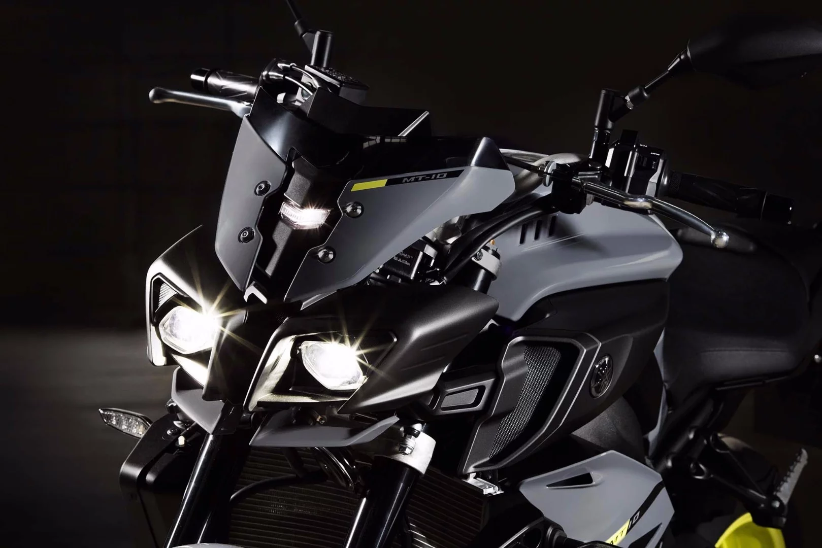 Yamaha MT-10: brutish headlight fairing is definitely more MT than FZ.