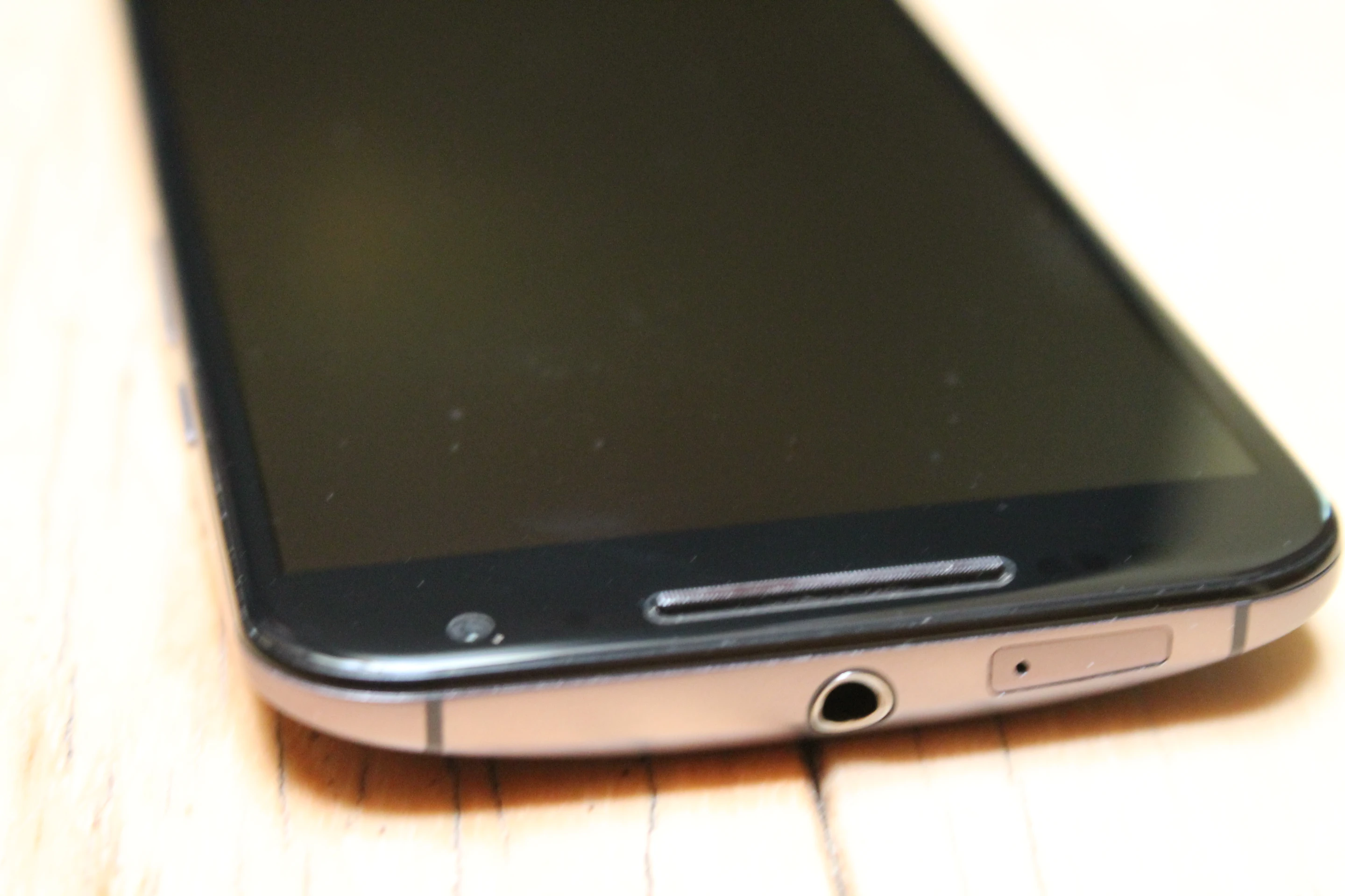 The Moto X sports top and bottom front-facing speaker (Photo: Eric Mack/Gizmag.com)