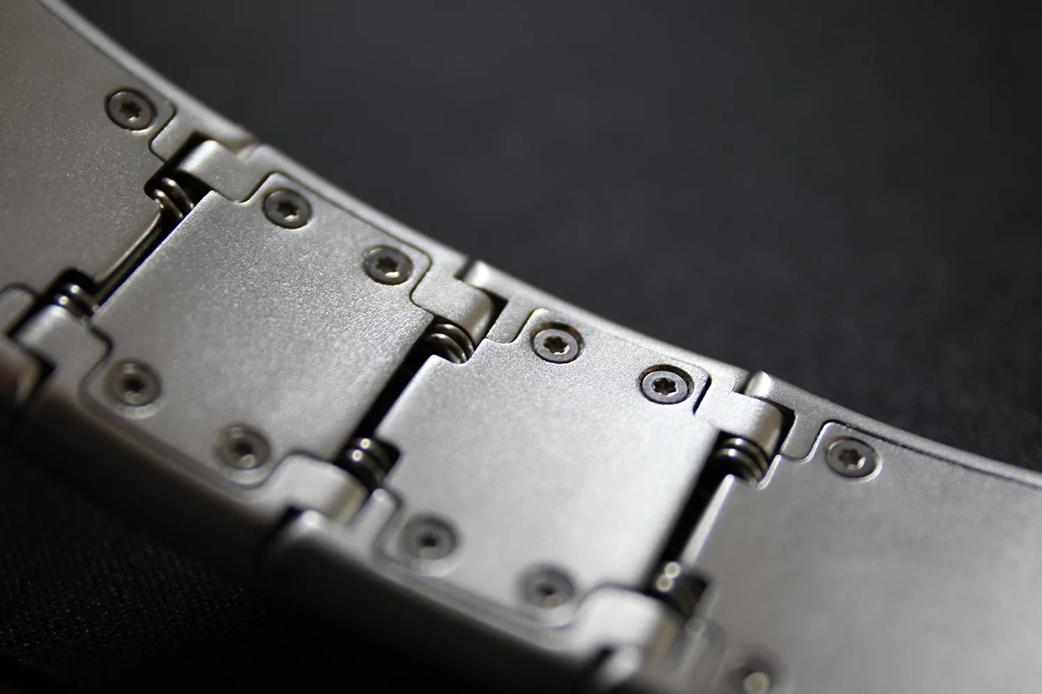 22 steel springs help mold the Roller Mk01's headband to a user's head
