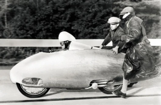 Ernst Henne being pushed away due to the extra long gearing on his BMW 500 in 1937