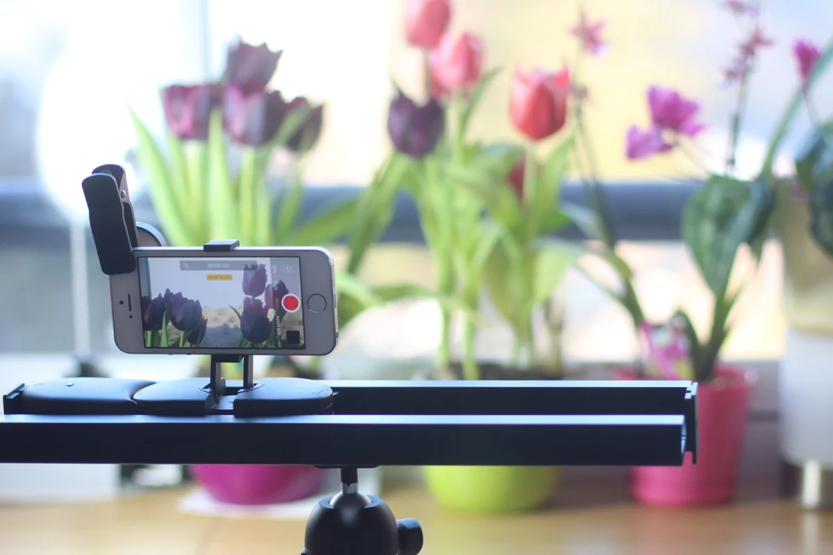 Muwi: ultra-portable smartphone slider