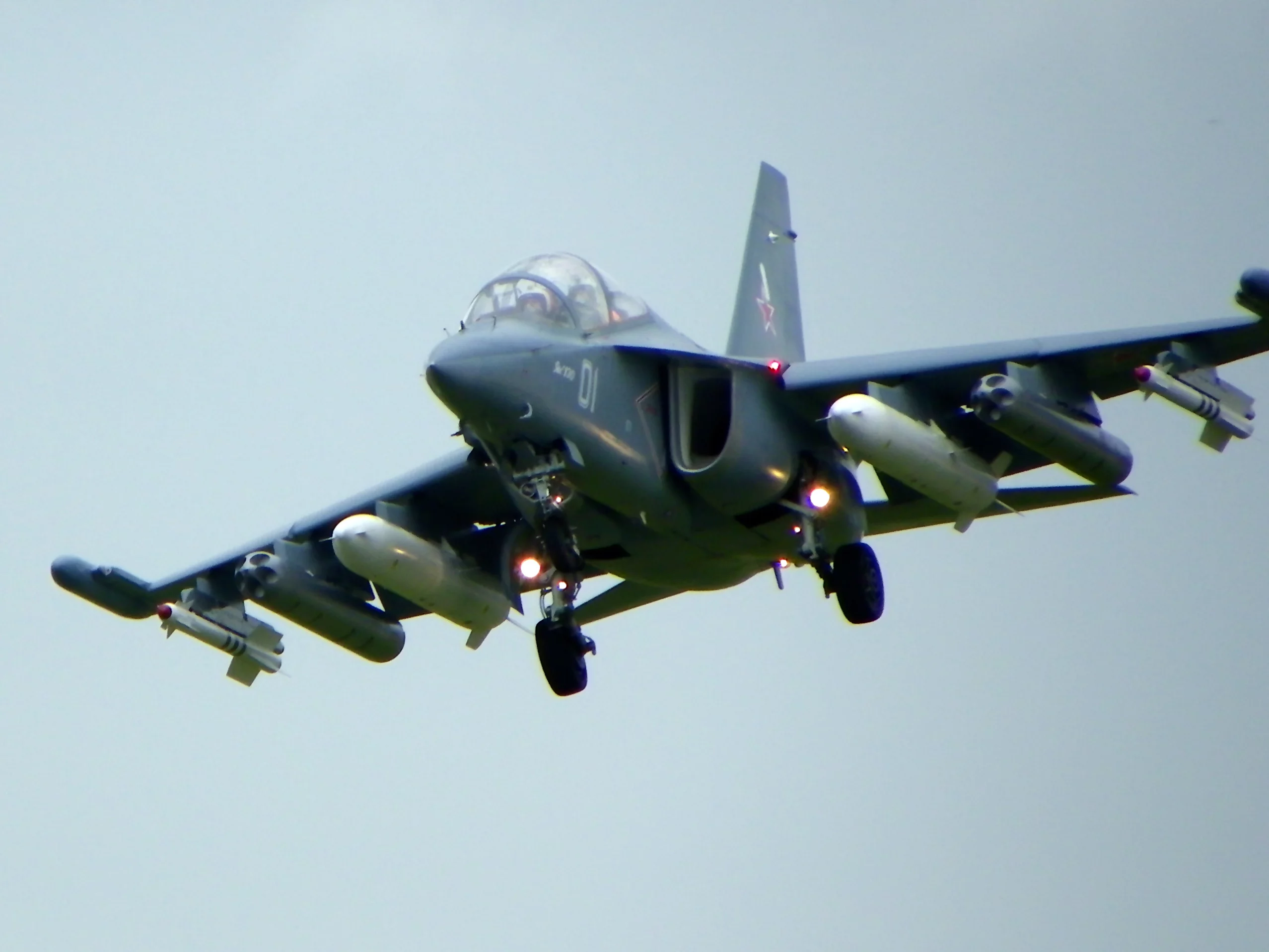 A Yakovlev Yak-130 advanced training jet takes to the sky (Photo: Gizmag)