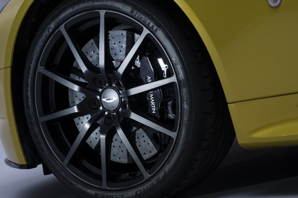 Pirelli P Zero Corsa tires keep the S on the road while 1 kg lighter forged alloy wheels reduce unsprung weight
