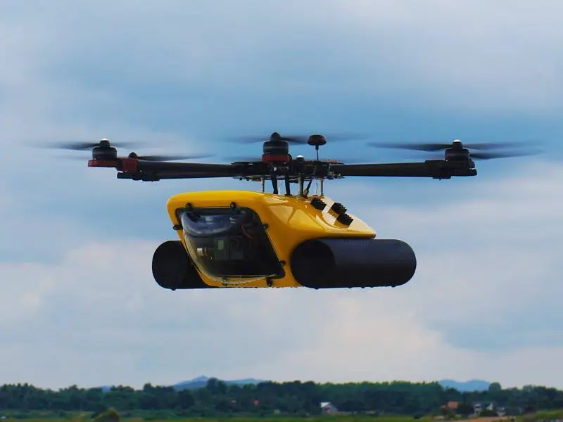 An internal fan and exterior-mounted heat sinks keep things from getting too hot while the drone is in flight