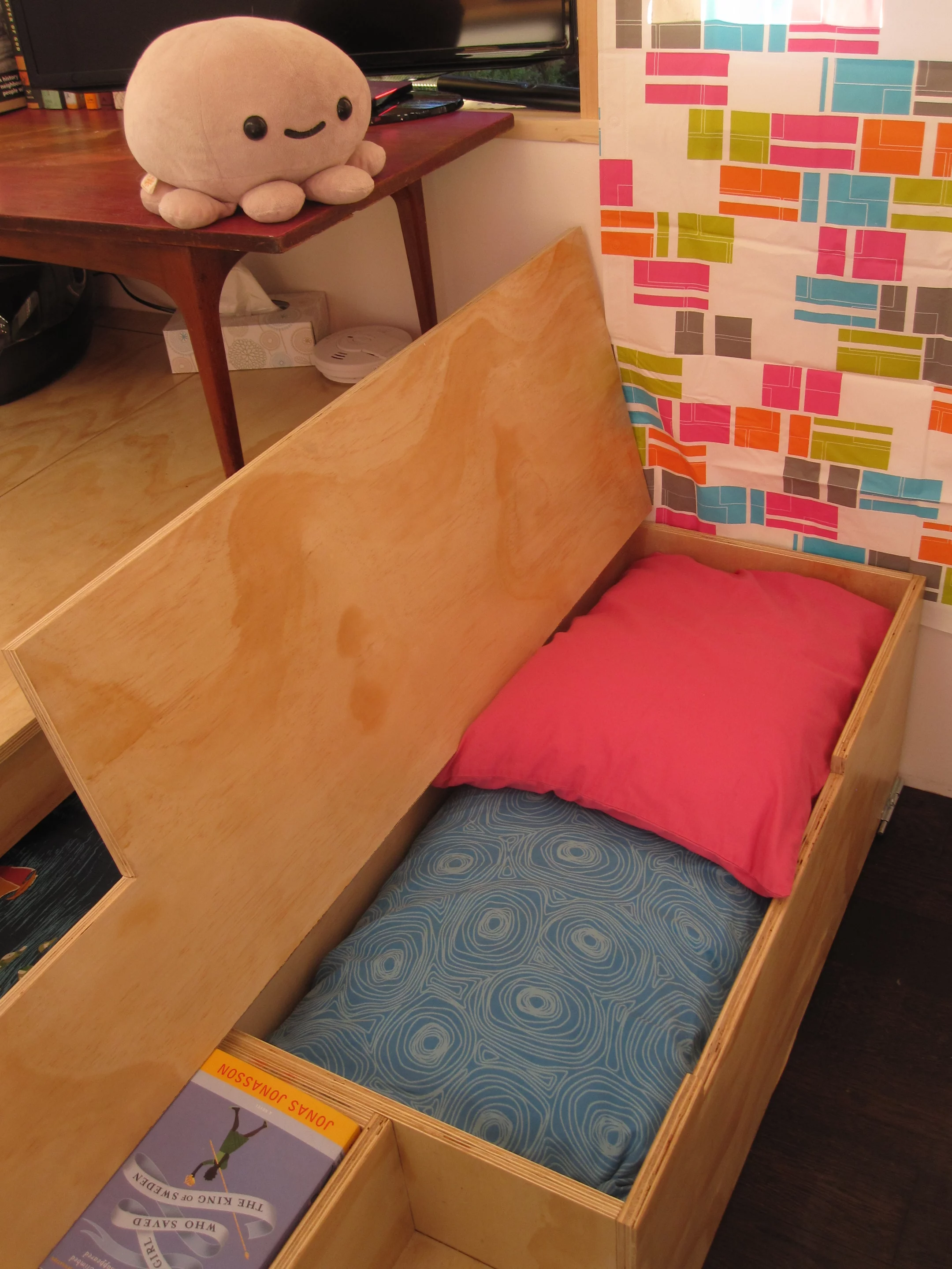 Storage space under the raised floor (Photo: Isabella Mori)