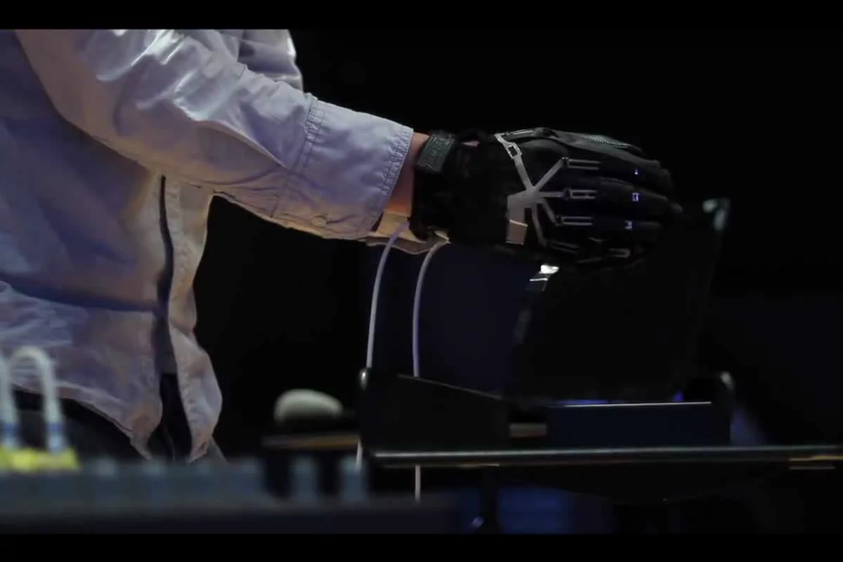 Pitch is controlled by raising and lowering the hands, while the volume can be cranked up by spreading the hands apart