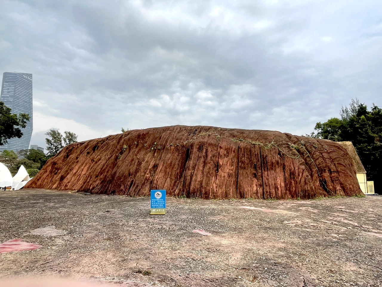China's Uluru undersells the real thing, but it's better than Australia's attempt at a model-sized version (which ultimately burnt down in 2018)