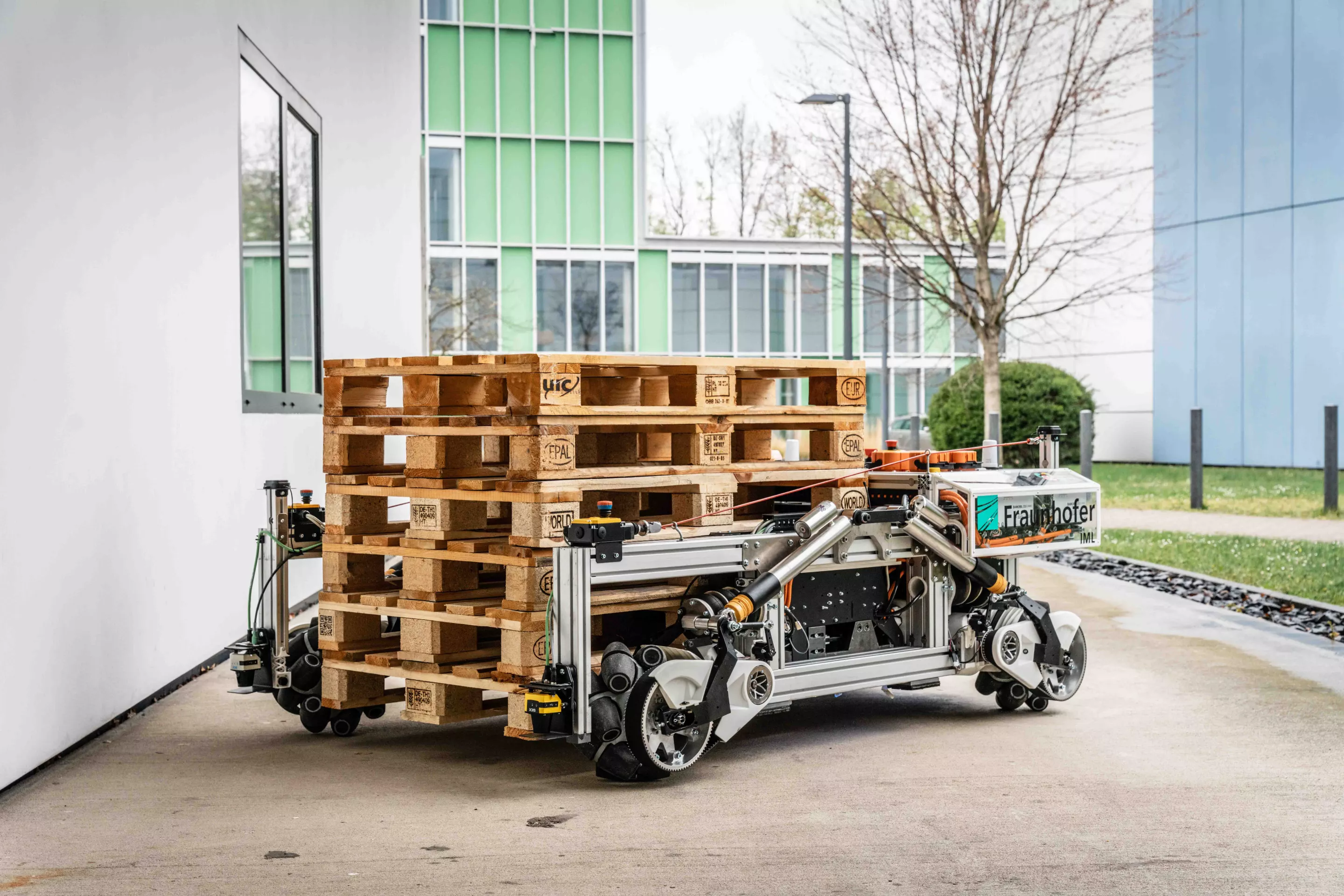 The O³dyn robot wraps itself around pallets to lift and move them