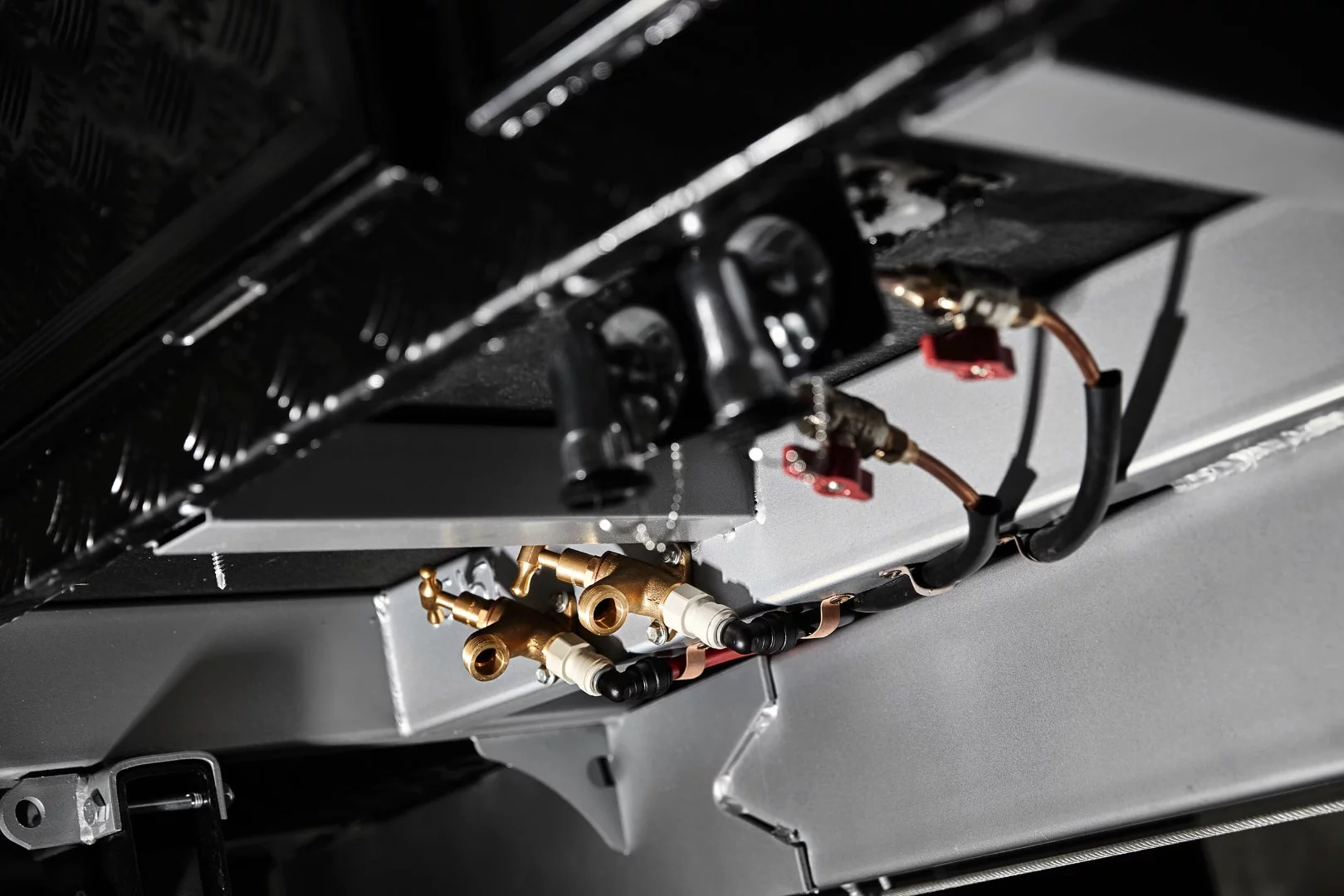 The Off Grid comes standard with two 95 L water tanks, a hot water heater and water pump