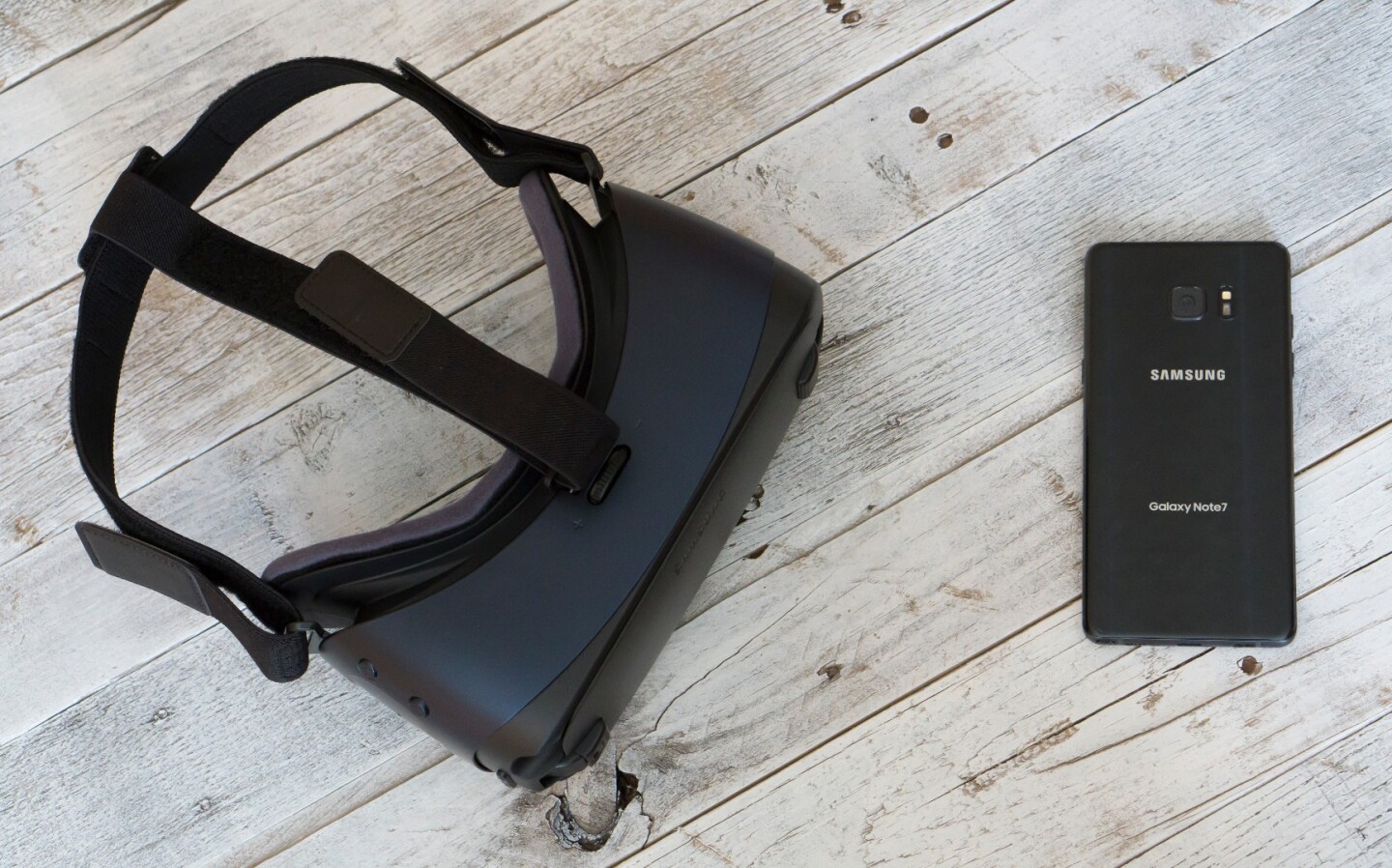 Gear VR and the requisite Samsung flagship (in this case, the Note 7)