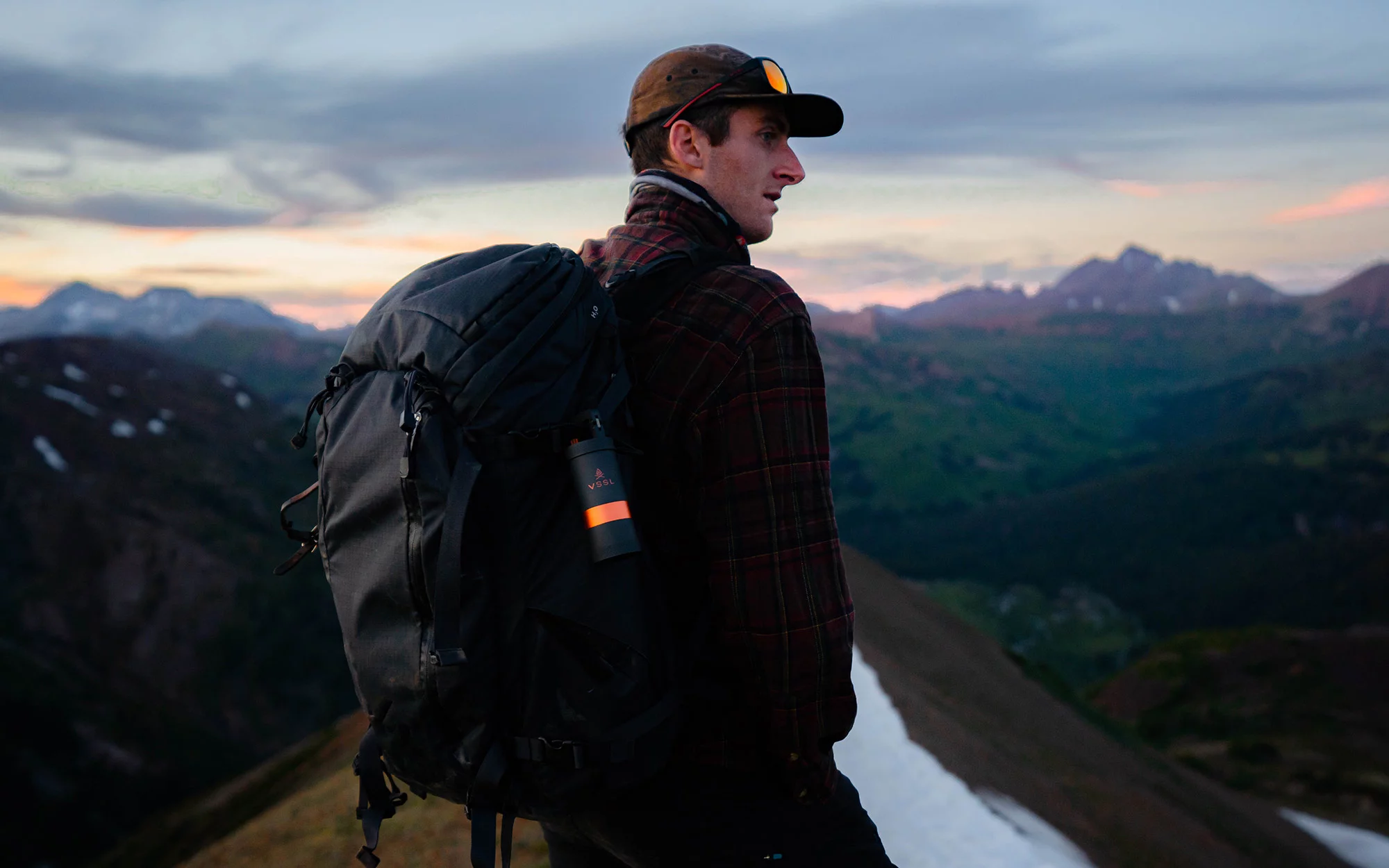 The grinder handle doubles as a handy carabiner thanks to a hinged design and screw-in end