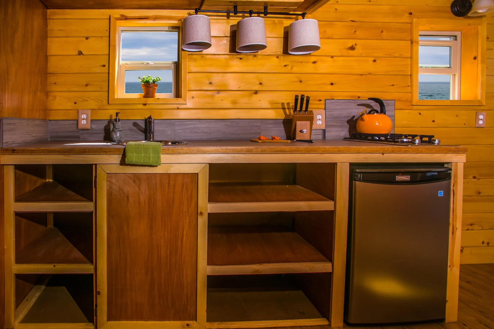 Like a lot of tiny houses we cover, the roof and walls comprise SIPs (structural insulated panels)