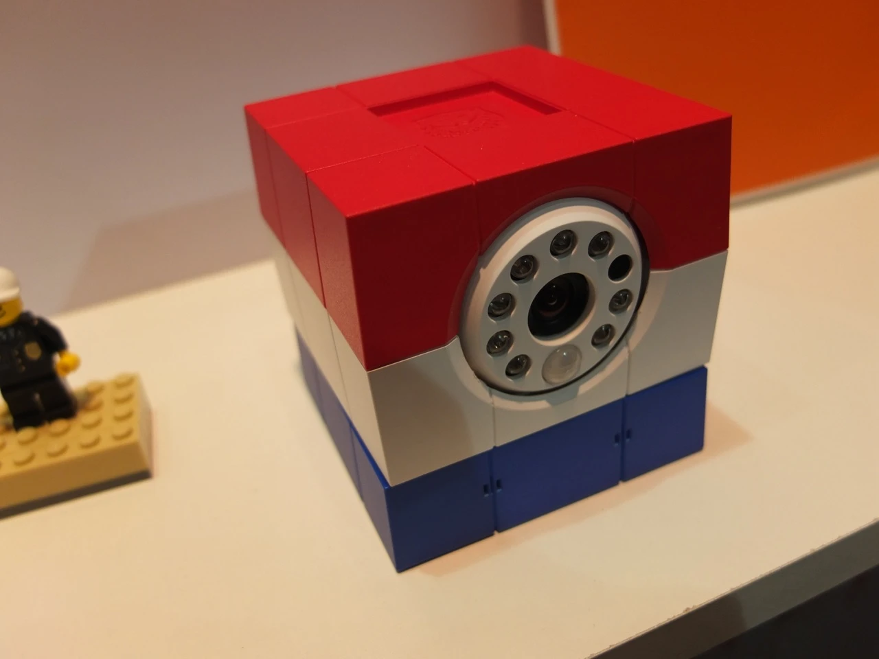 The camera captures and transmits video at 720p resolution, and snaps stills at 1080p