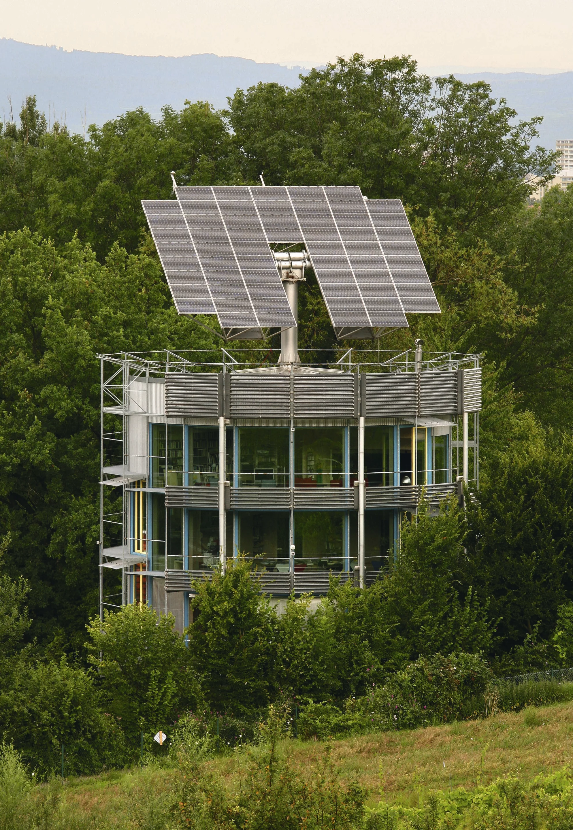 The Heliotrope's solar sail moves independently of the main structure to make the most of the sun's energy