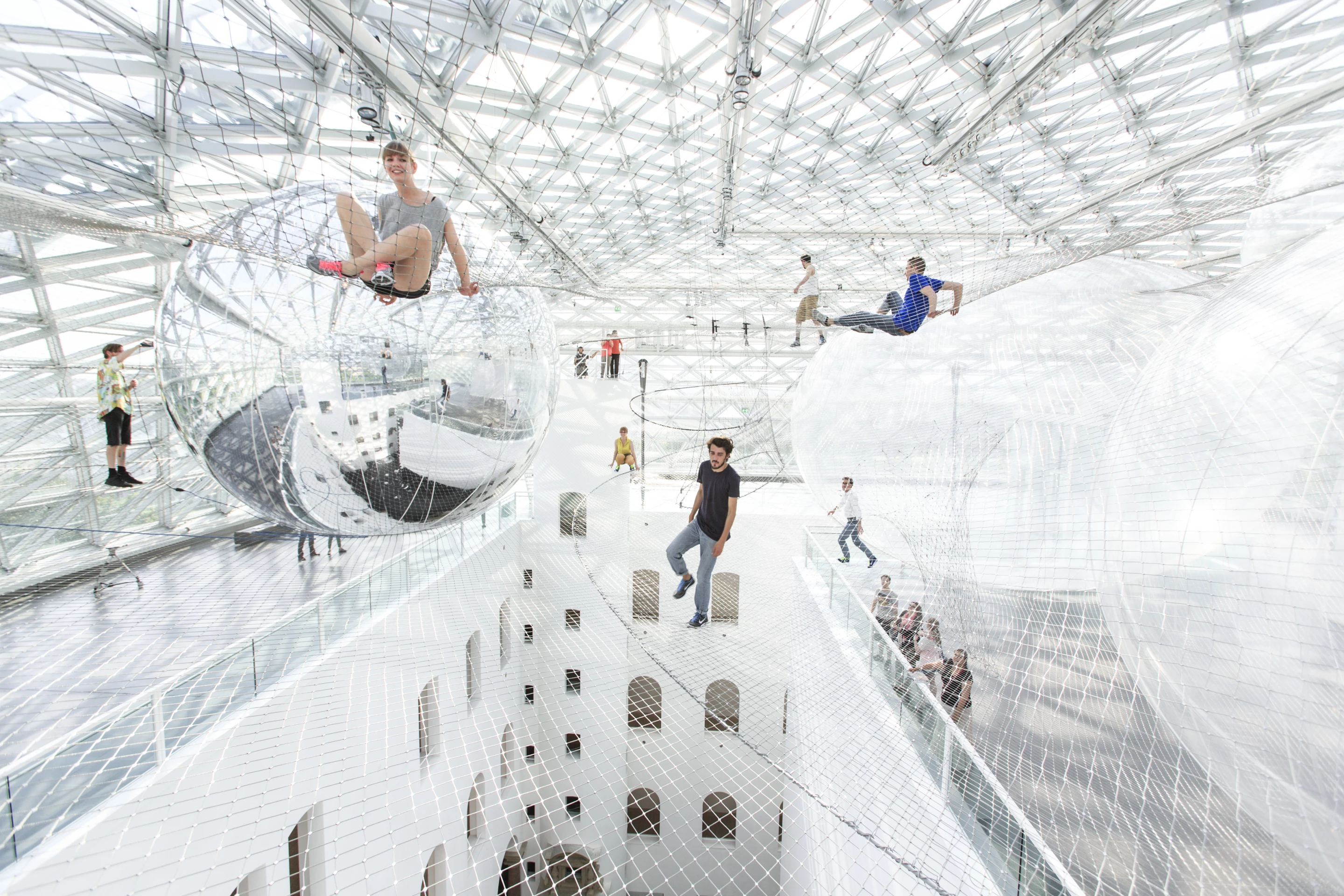 Between the nets, six inflatable PVC spheres up to 8.5 m (30 ft) in diameter, divide the space and allow visitors to move freely (Image: Studio Tomás Saraceno © 2013)