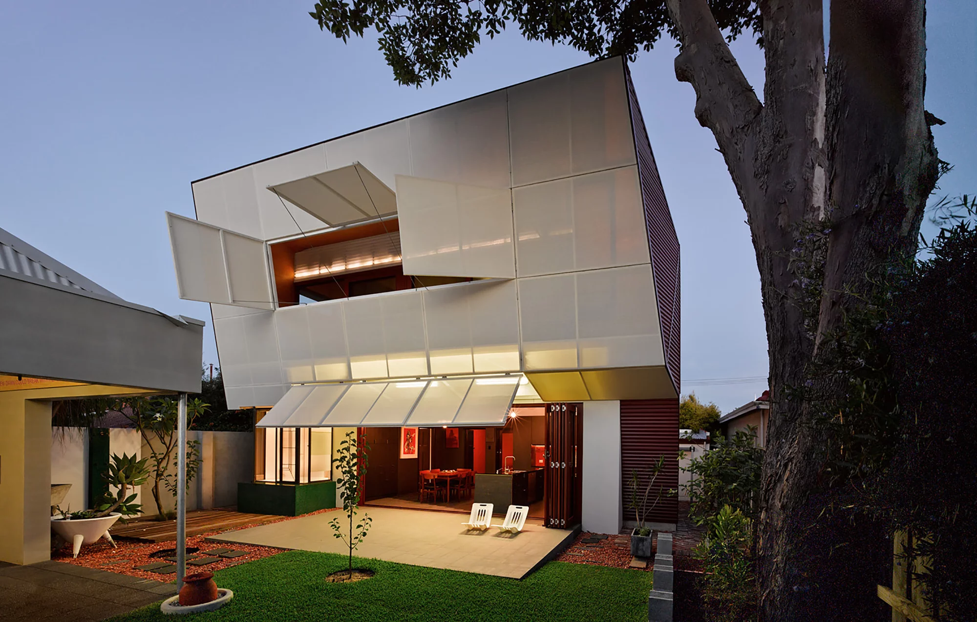 Casa 31_4 Room House was designed by Adrian Iredale and Caroline Di Costa (Photo: Peter Bennetts)