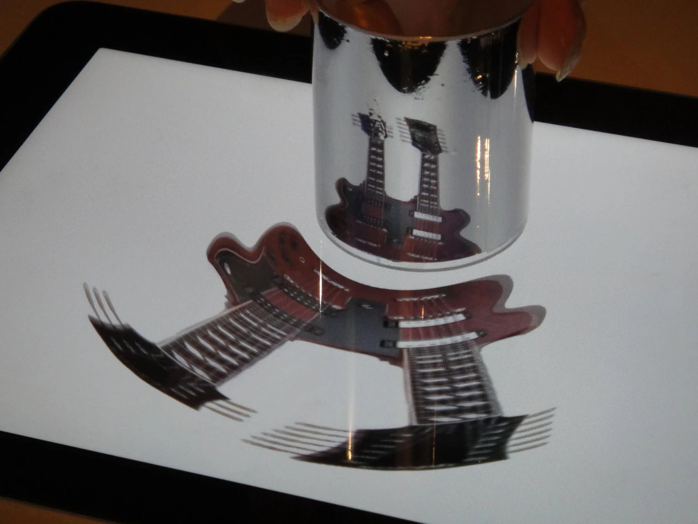 iPad anamorphicon with 3D display device (Photo: DigInfo)