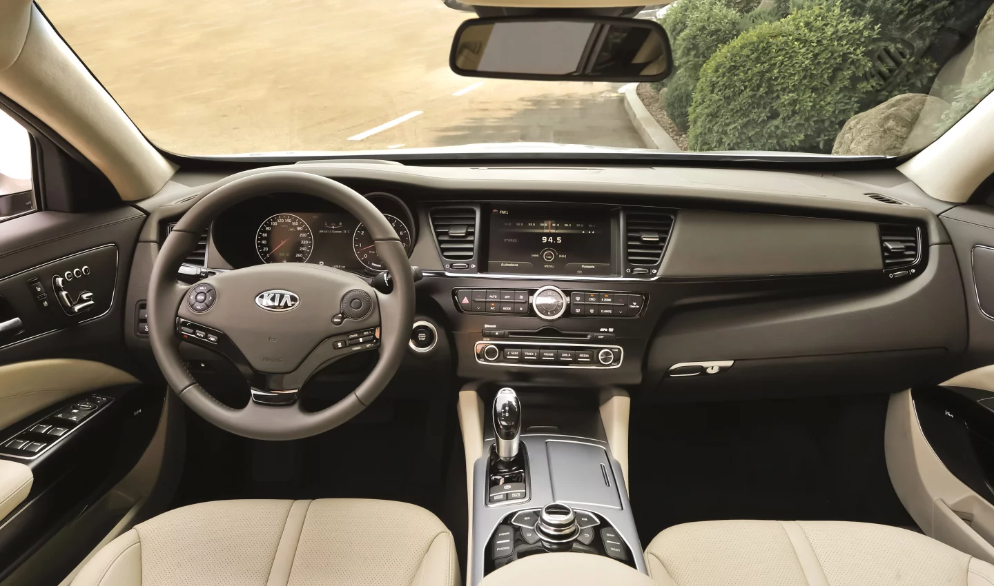 Kia Quoris dashboard (Image: Kia)