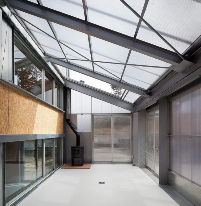 The home was built using inexpensive materials, such as a translucent polycarbonate facade and chipboard interior walls (Photo: Miguel de Guzmán)