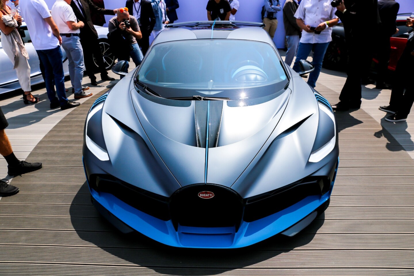 Bugatti Divo: deeply scooped hood and large front spoiler