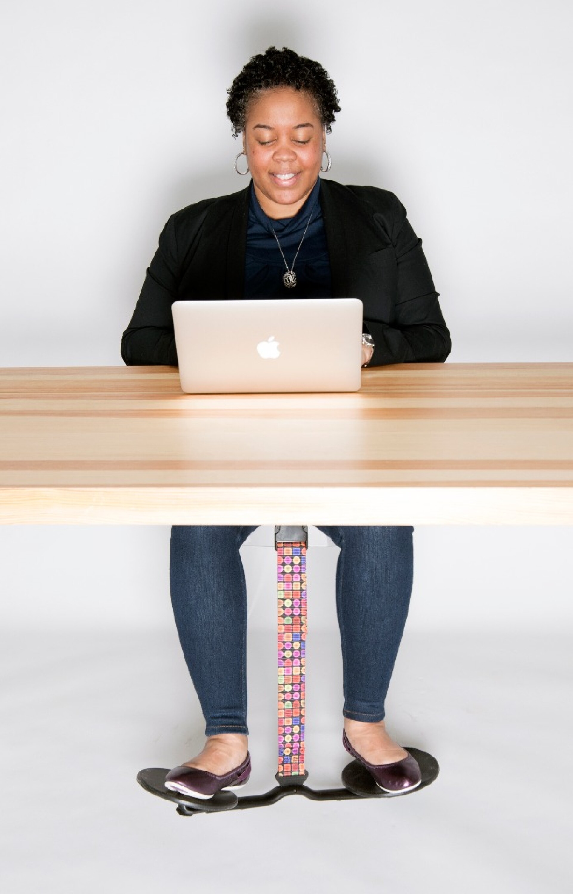 Can this freehanging footrest meet the same ends as a standing desk?