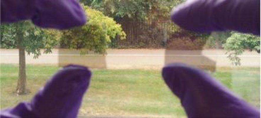 Muestras del nuevo vidrio en ambos modos, que muestran que la luz aún pasa a través de ellos de la misma manera.