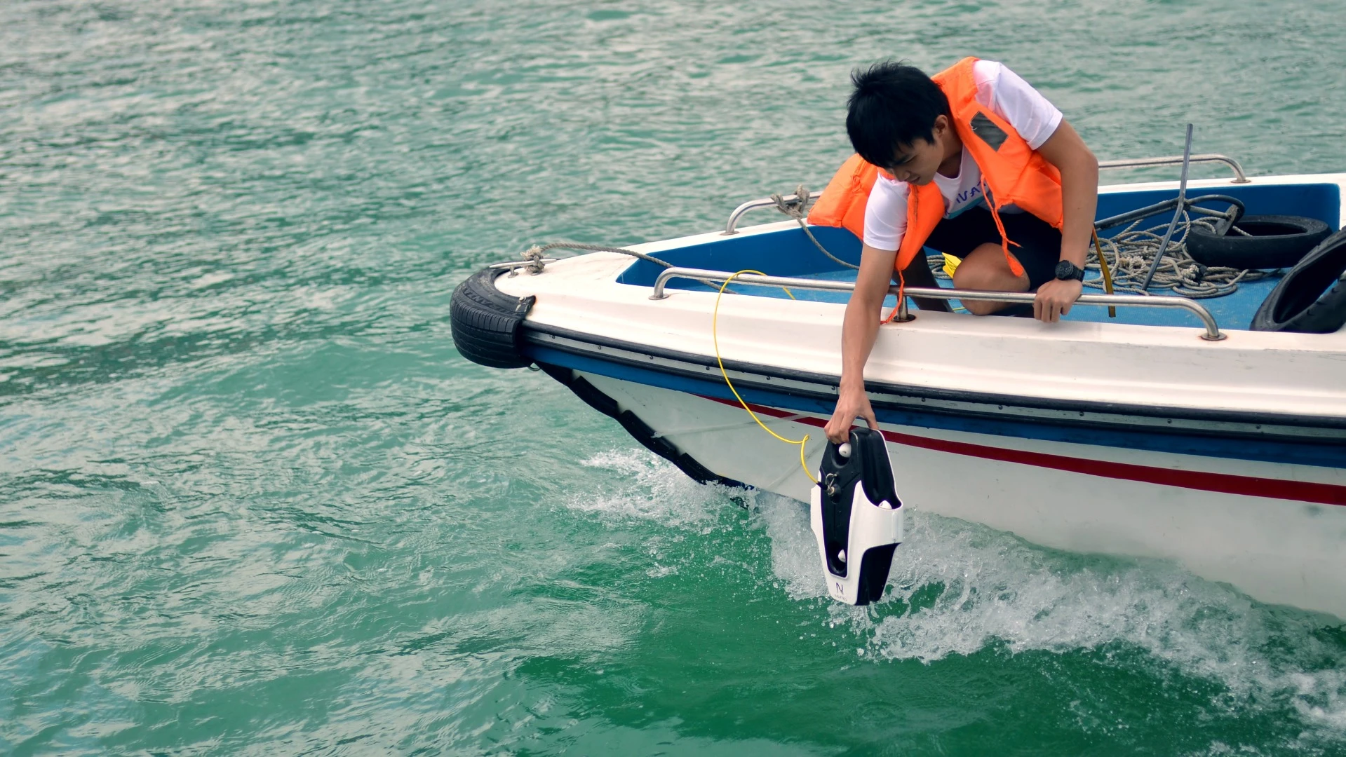 The Navatics MITO has a maximum dive depth of 40 m (130 ft)