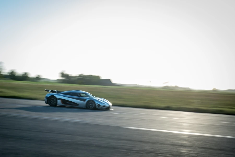 Koenigsegg reports that Serwanski reached 340 km/h in 14.328 seconds, before coming back to a standstill in a further 6.384 seconds, equating to 20.71 seconds in total