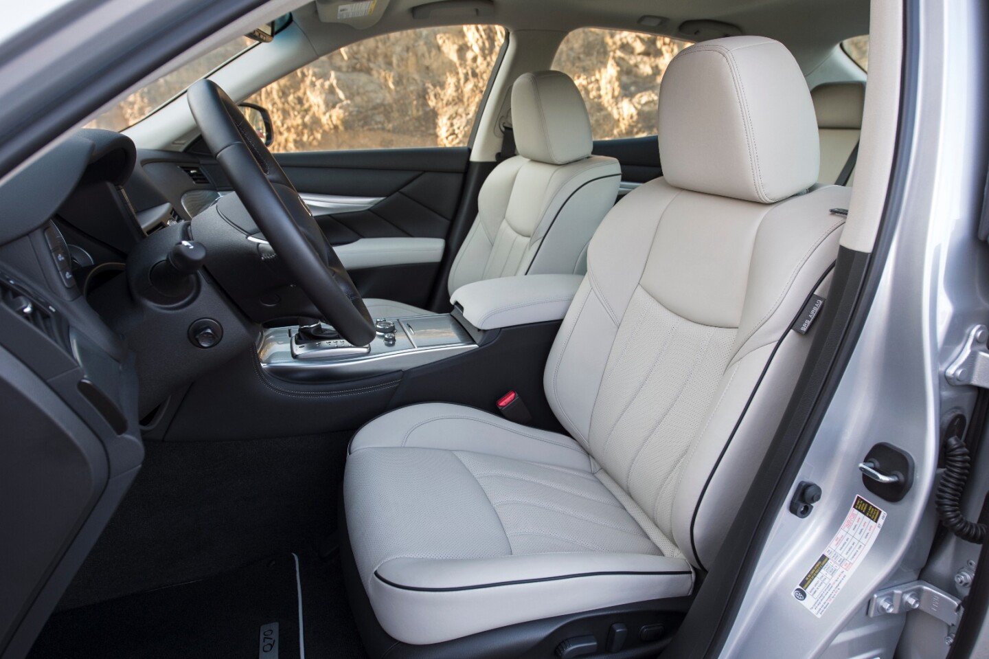 Inside, the 2017 Q70 continues with the sleek look that it has on the outside