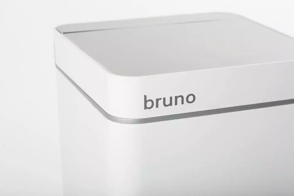 If your hands are full, Bruno's lid can be opened via a motion detector