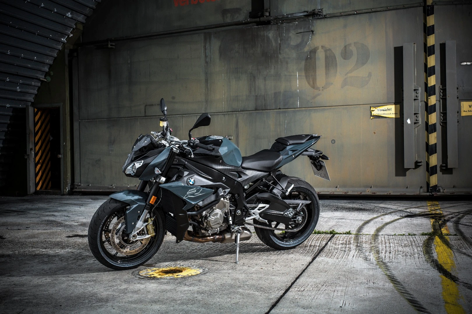 2017 BMW S1000R: busy design