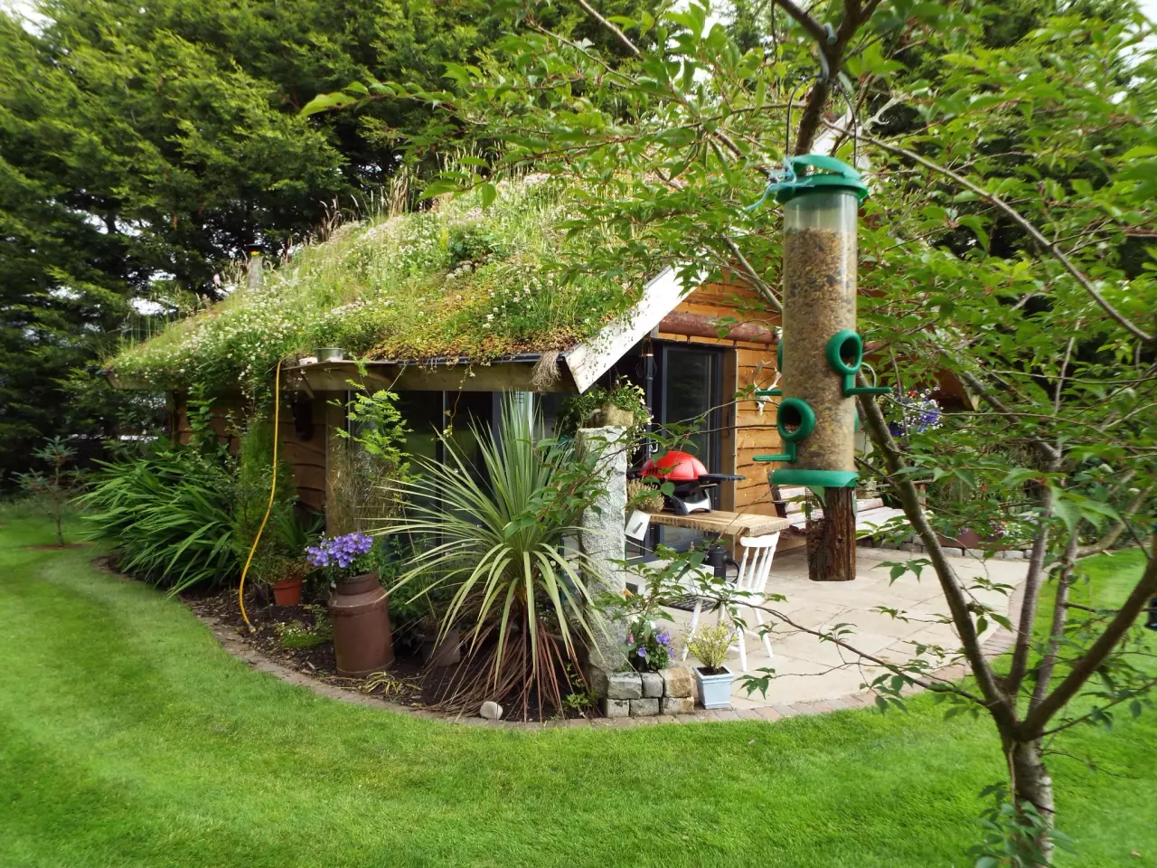 The Cosy Cabin, by Trevor Carswell, is used year-round and consists of recycled and new materials, including an insulating green roof. The project is a finalist in the Nature's Haven category