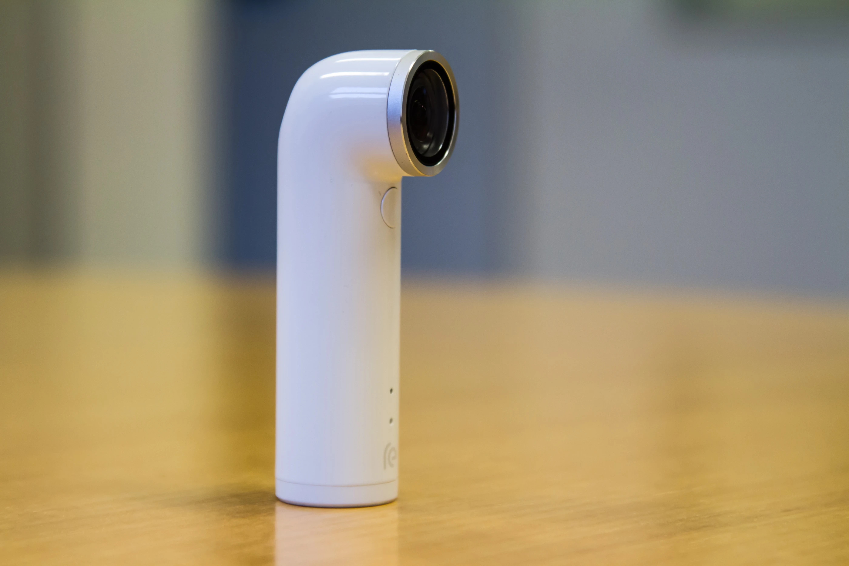 Weighing just 66.5 g (2.35 oz) and measuring 96.7 x 26.5 mm (3.8 x 1.04 in), the waterproof camera is compact and lightweight enough to be carried around without being a burden (Photo: Nick Lavars/Gizmag.com)