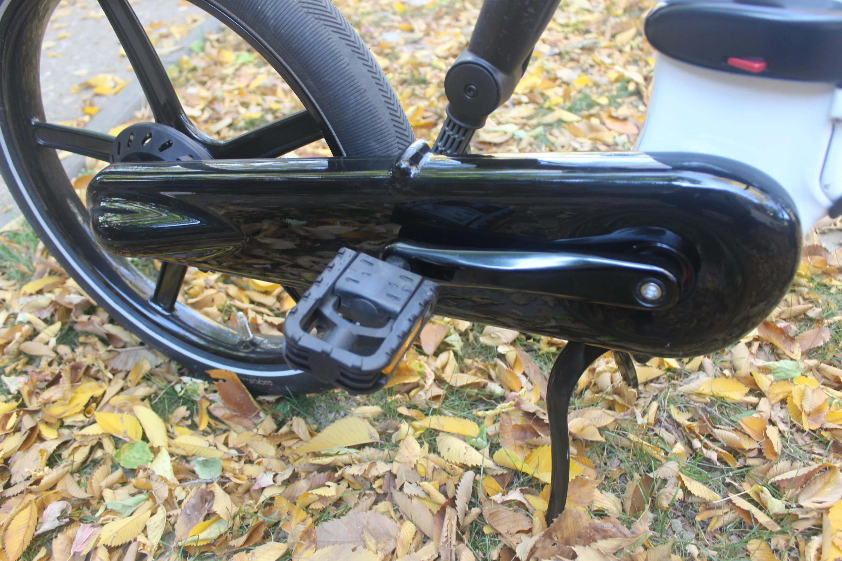 The GX features a sealed chain drive with a Shimano Nexus 3-speed rear hub transmission