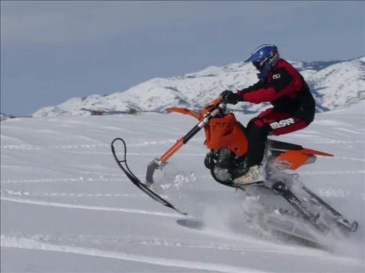 The 2moto snowbike kit in action