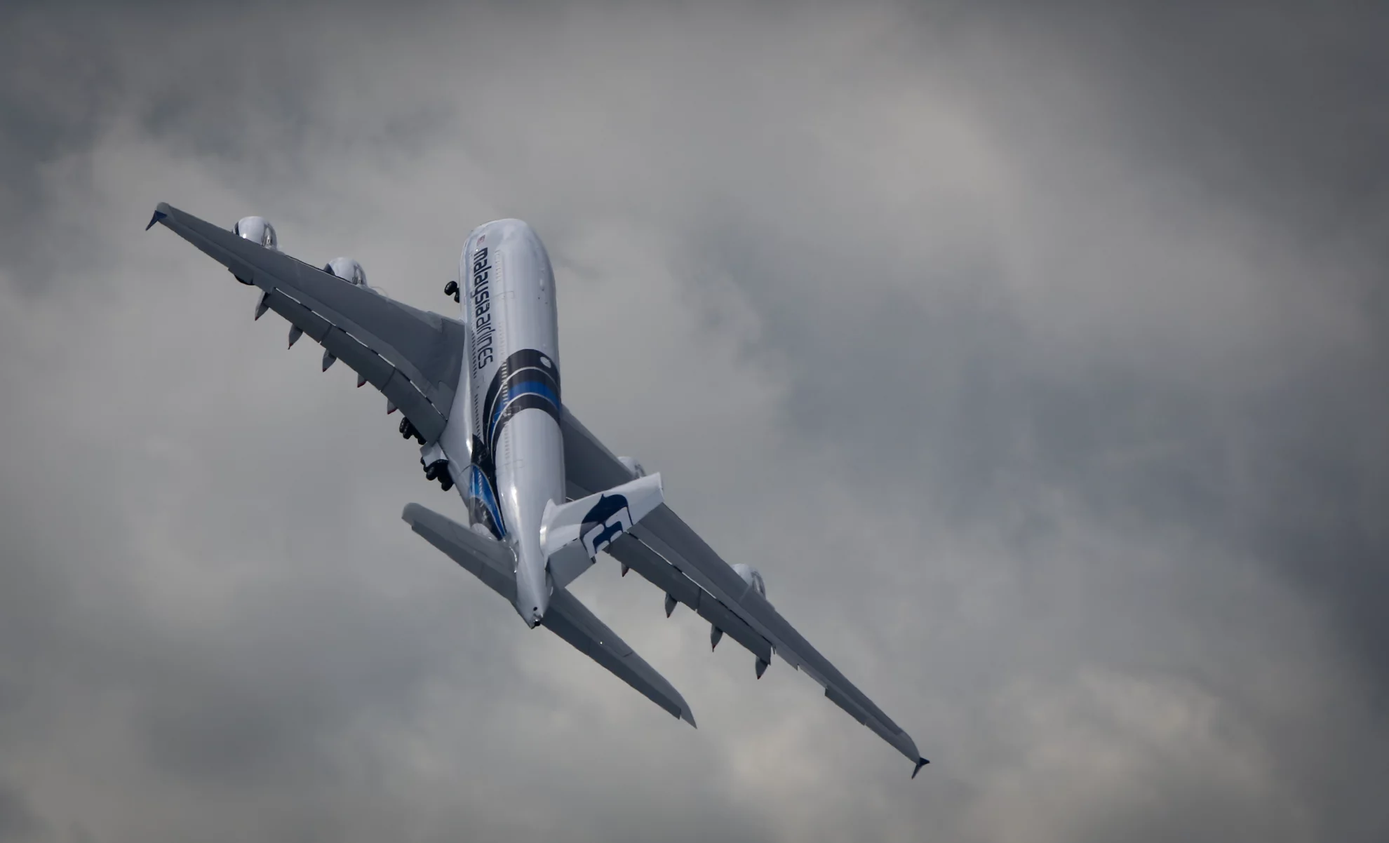 Malaysia Airlines A380 puts on a display at Farnborough (Photo: Gizmag)