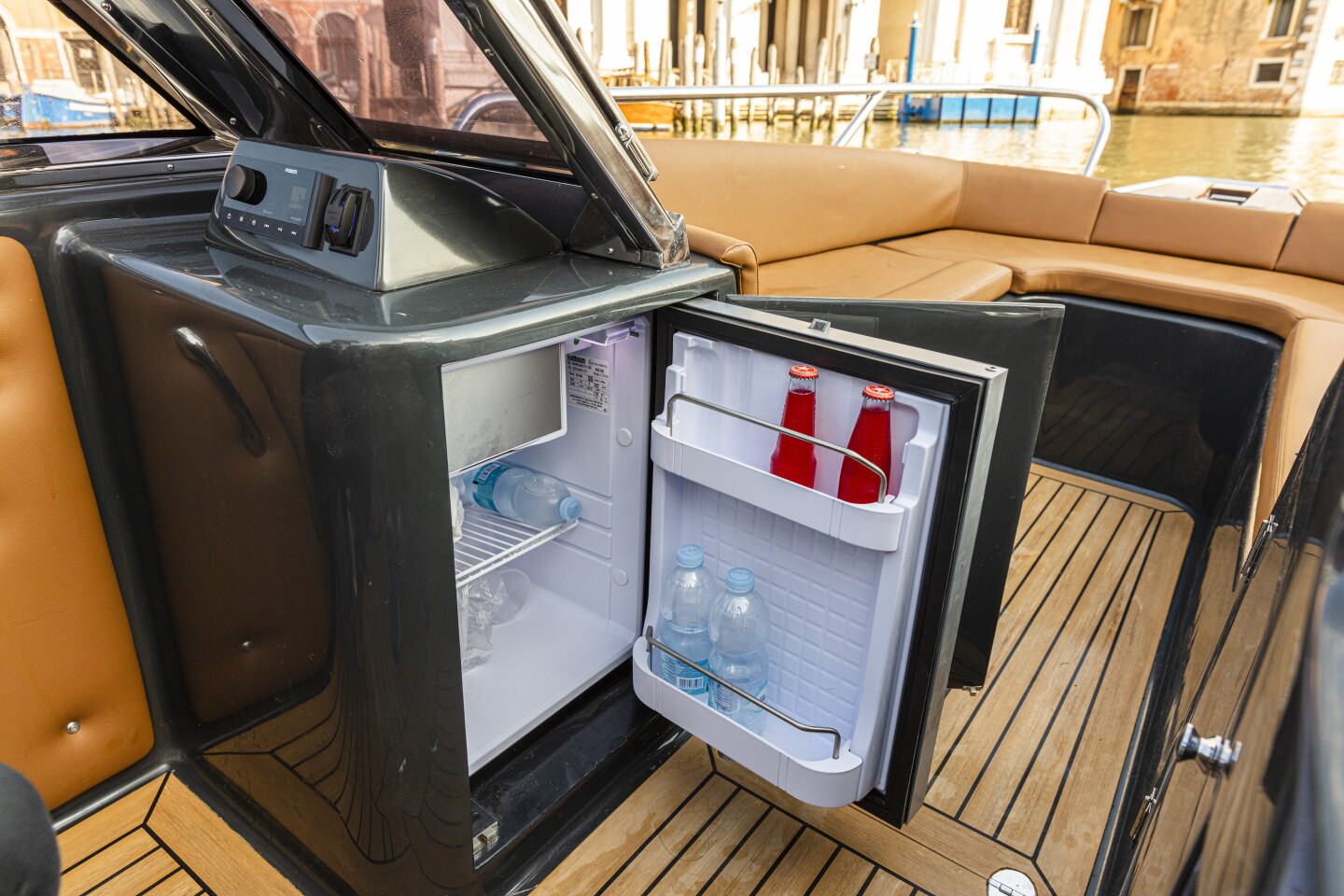 The Wave e-550 comes standard with a foredeck sofa, and Magonis offers a fridge optionally