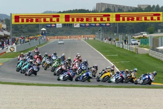 A few seconds on from the race start pic higher on this page - Corser and Pitt are already out of the frame, with Abe, Kagayama, Vermeulen and Walker leading the bunch