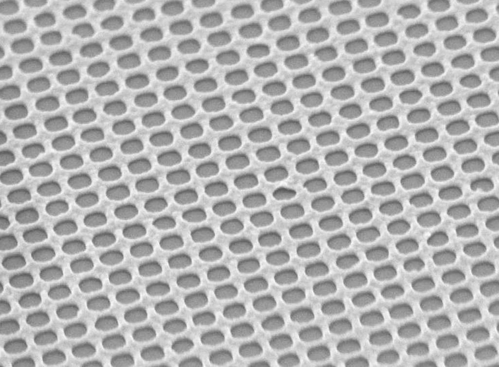 The nanoscale metal mesh that makes up the top layer of the sandwich-like PlaCSH material