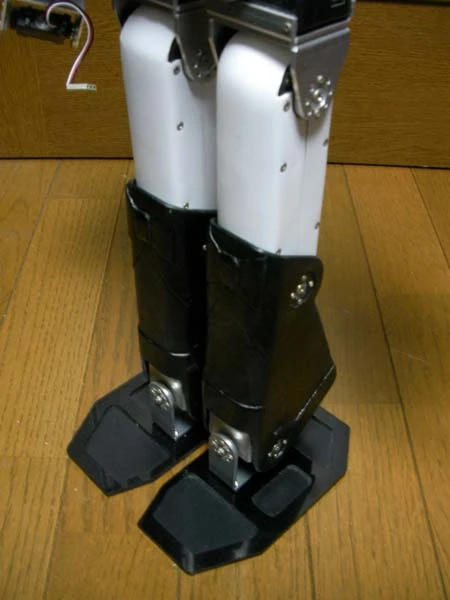 The legs begin to take shape - but the shoes and decorative bolts still need to be added (Photo: Dr. GIY)