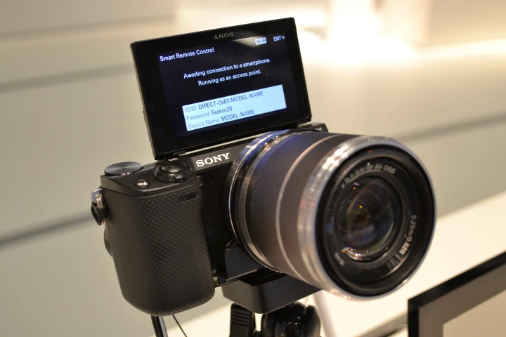 The NEX-5R has a new Fast Hybrid AF, which combines on-sensor phase-detection and contrast-detection autofocus