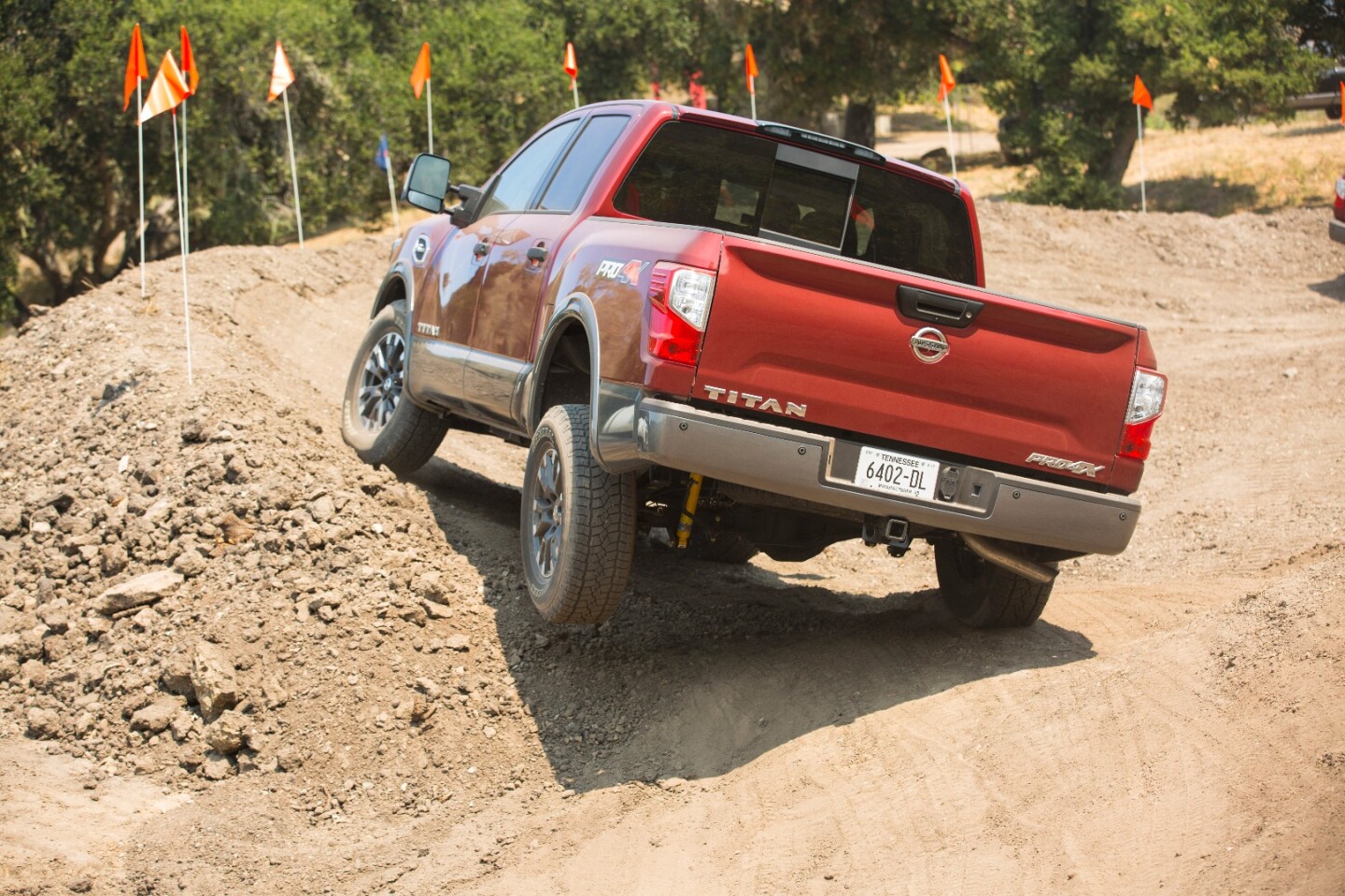 Off the road, we noted that the gasoline and diesel Titan XD are roughly the same in terms of capability
