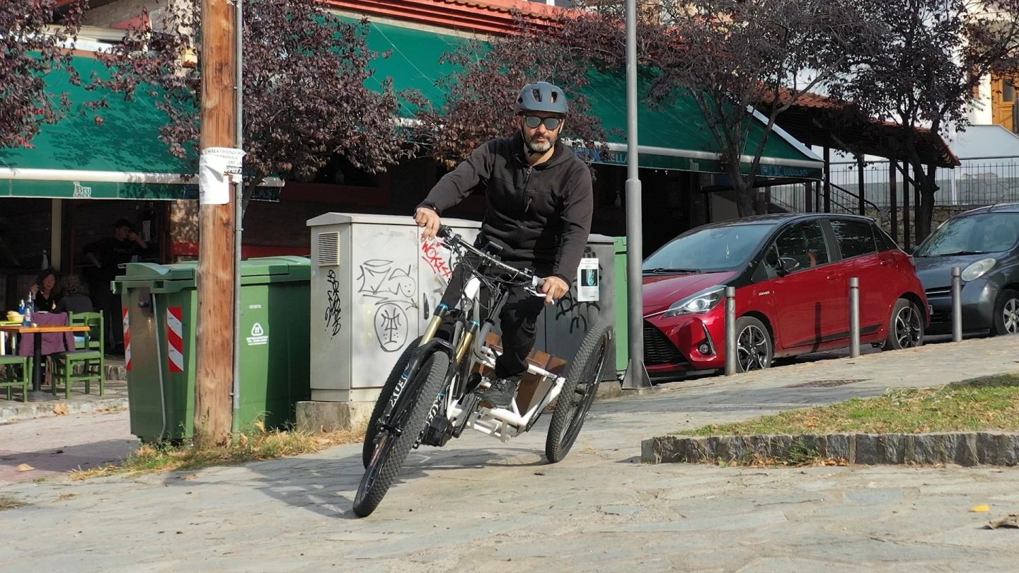 The BiTrike reportedly weighs 37 kg (81.5 lb) – optional cargo carrier and ebike kit included